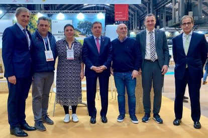Visita del ministro de Agricultura al stand de la DO León en la feria de Barcelona.