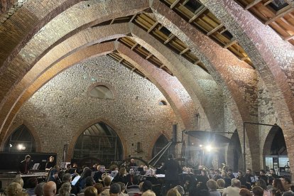 Numeroso público para ver la banda de música de Cistierna en el museo de la minería de Sabero.