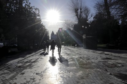 Vista del paseo de Los Alamos, en el centro de Oviedo, este miércoles de frío. EFE/J.L.Cereijido.
