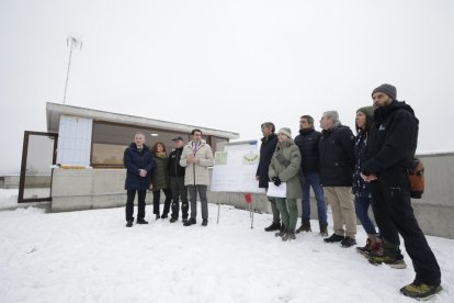 El consejero, y demás representantes, durante la presentación de las instalaciones.