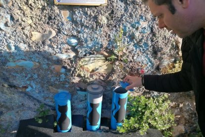 Iván Alonso muestra algunas de las tolvas para alimentar felinos en Ponferrada.