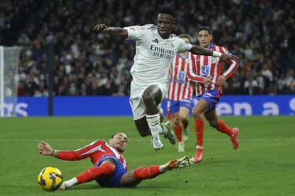 Vinicius creó mucho peligro por la banda, pero estuvo bien cubierto en los metros finales.