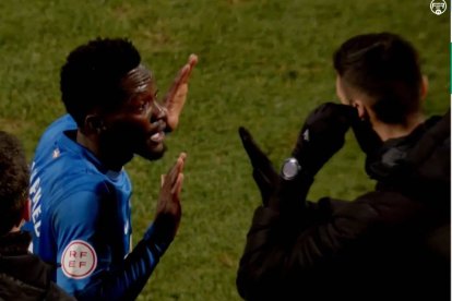 Ben Hamed en el momento en el que comunica al 4º árbitro haber recibido insultos racistas.