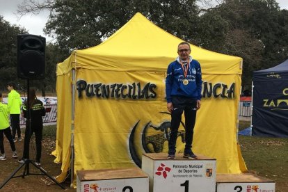 José Antonio Serrano con su medalla de oro del Autonómico.