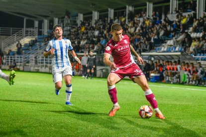 Samanes controla el balón ante la Real Sociedad B en Zubieta.