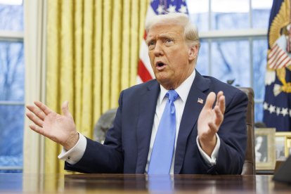 El presidente de EE. UU., Donald J. Trump, en la Oficina Oval de la Casa Blanca, mientras se . EFE/EPA/Aaron Schwartz / POOL