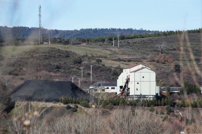 Pila de carbón en el Pozo Julia, a las afueras de Fabero.