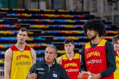 Sergio Scariolo, seleccionador de España, da instrucciones a Izan Almansa en el entrenamiento.