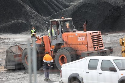 Maquinaria en plena retirada de carbón en Fabero.