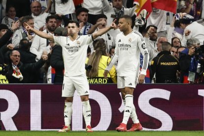 Brahim celebra su gol que le otorgó el triunfo al Real Madrid frente al Atlético de Madrid. A su lado Mbappé.