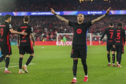 Raphinha celebra su gol al Benfica. El que supuso el 0-1 para un Barcelona que allana su camimo hacia los cuartos de final.