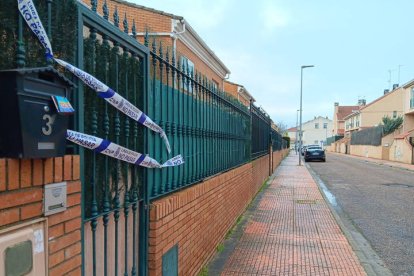 Exteriores del piso tutelado de Badajoz, ubicado en la calle Castillo de Benquerencia, donde una educadora de 35 años de un piso tutelado de Badajoz ha fallecido como consecuencia de una agresión mortal por parte de tres menores.