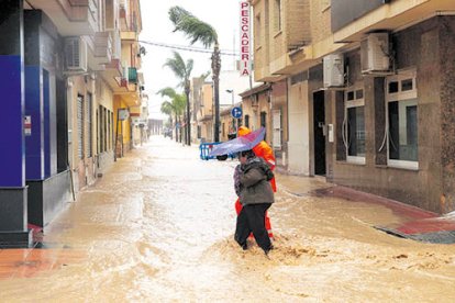 Una calle inundada en Murcia tras las fuertes lluvias, en una foto de archivo.