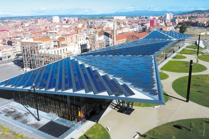 La cubierta fotovoltaica diseñada por Dominique Perrault contiene 4.014 paneles.