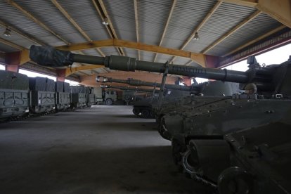 Obuses del Ejército de Tierra en la base Conde de Gazola, en Ferral del Bernesga.
