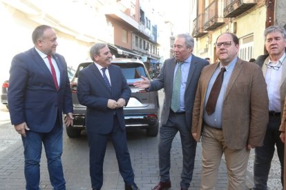 Álvarez Courel, Sanz, Torné y Carrera, en La Bañeza.