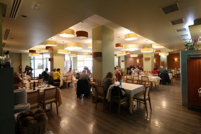 El comedor del restaurante Atrio, ubicado junto a la fuente de Santa Ana, cuenta con capacidad para 150 personas. Abajo, parte del equipo profesional