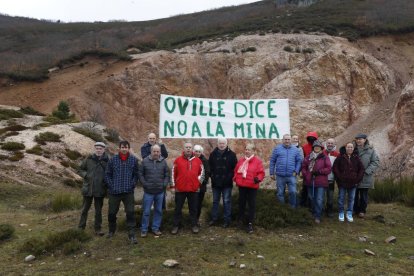Los vecinos de Oville dicen alto y claro «No a la mina», en lo alto de la montaña donde se pretende recuperar la actividad extractiva.