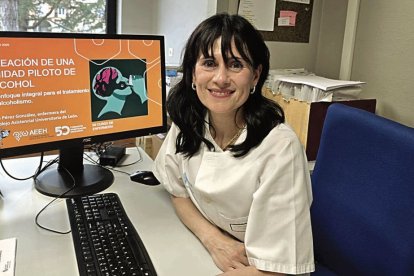 Xenia Pérez González, enfermera de práctica avanzada de Digestivo en La Bañeza premiada por su comunicación.