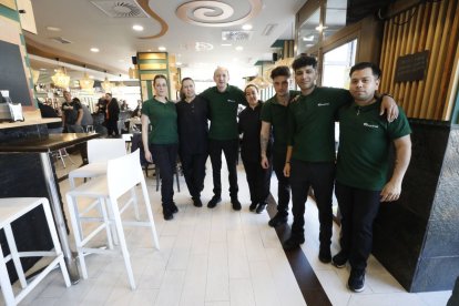 Arriba, el equipo del Espiral. Abajo, la fachada principal, en la prolongación de José Aguado, en el barrio de La Lastra, junto a la sede del Incibe, y el interior de la cafetería.