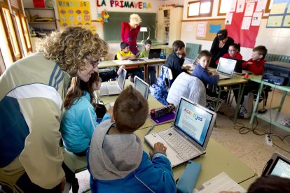 Imagen de archivo de varios niños con ordenadores en un colegio. EFE/Antonio García