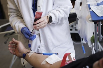 Una persona dona sangre.