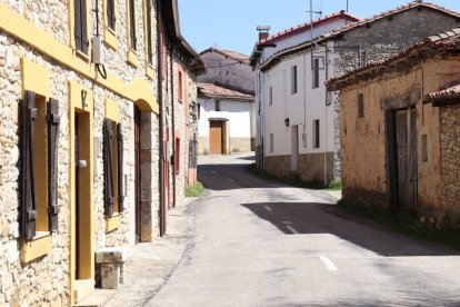 La carretera LE-4606 se estrecha al atravesar Acisa de las Arrimadas.