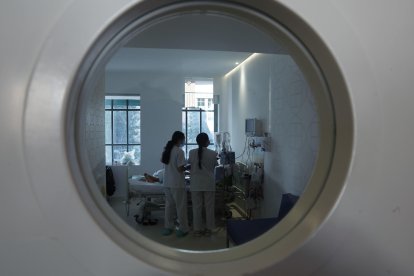Imagen de archivo de varias enfermeras atendiendo a un paciente en un hospital. EFE/ Javier Lizón