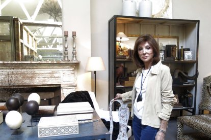 La fundadora y presidenta de Becara, Begoña Zunzunegui posa en una de sus tiendas durante una entrevista con EFE con motivo del 50 aniversario de la emblemática empresa de decoración. EFE/Inma Tapia.