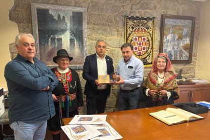 José Luis Nieto, en el centro de la imagen, ayer en Monterroso.