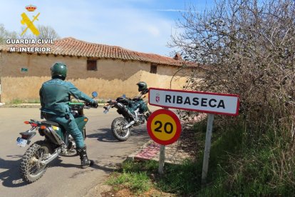 Agentes de la Guardia Civil en Ribaseca.