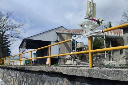 Ramo de flores donde se lee Frente obrero con los mineros.