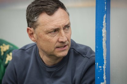 El entrenador Llona en el banquillo del Municipal de Tarazona, campo en el que la Cultural cayó derrotado por 1-0.