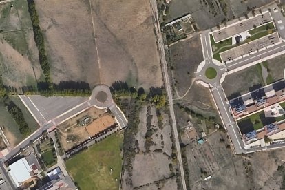 Vista cenital del área afectada por la interferencia de la vía entre león y Trobajo. Balasto en la Raya y balasto en la vía.