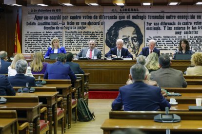 El presidente de la comisión de investigación del caso Koldo en el Senado, el popular Eloy Suárez (c), y el asiento vacío (i) de la compareciente en este caso Jéssica Rodríguez, expareja del exministro José Luis Ábalos, este lunes, donde le esperaban preguntas sobre los beneficios que presuntamente obtuvo de la trama, como una vivienda gratuita o empleos en dos empresas públicas. EFE/ Zipi