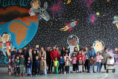 Familias afectadas por la situación «extrema» de falta de espacio en el CRA de Cubillos del Sil.