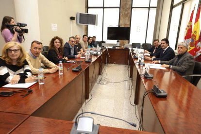 Reunión del grupo de trabajo de los consejeros Suárez-Quiñones y Carriedo con los representantes de CC OO, UGT, CGT y USO.