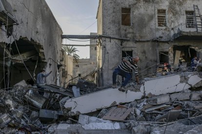 Palestinos inspeccionan el edificio destruido del hospital Bautista Al Ahli tras un ataque aéreo israelí en la Ciudad de Gaza, el 13 de abril de 2025. EFE/EPA/MOHAMMED SABER