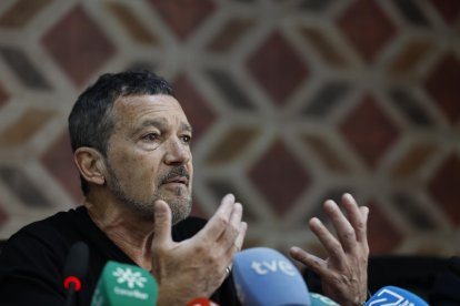 El actor Antonio Banderas, presidente de la Fundación Lágrimas y Favores, durante la presentación este lunes del estudio ‘Análisis del impacto económico de la actividad cofrade de la ciudad de Málaga 2024’. EFE/Jorge Zapata