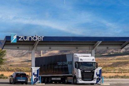 Imagen de una 'eletrolinera' de Zunder para coches y camiones eléctricos. Cargadores para coches Tesla del polígono de Bembibre.