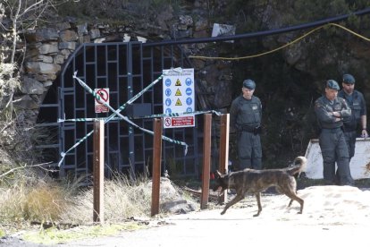 Guardias civiles en la bocamina de Cerredo, en Asturias, donde ocurrió el accidente el 31 de marzo.