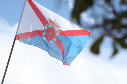 La bandera del Bierzo instalada en la glorieta de acceso a Ponferrada, en una imagen de ayer.
