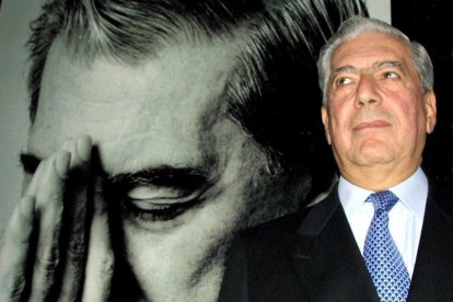 Una imagen antigua de Mario Vargas Llosa en una conferencia en México.