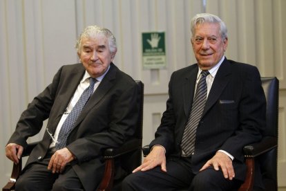 Antonio Gamoneda con Vargas Llosa.