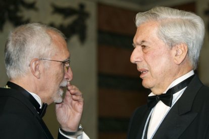 Luis Mateo Díez con Vargas Llosa.