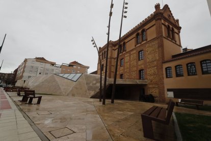 El edificio Araú se restauró con 6,5 M€ y sigue sin abrir desde hace diez años.