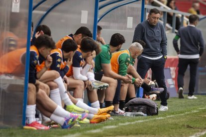 Raúl Llona, a pie de banquillo, dialoga con parte del equipo en el Municipal de Tarazona.