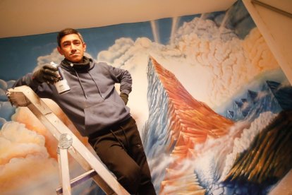 Miguel Falla Ibáñez mientras pintaba un mural para una iglesia evangélica en San Mamés.