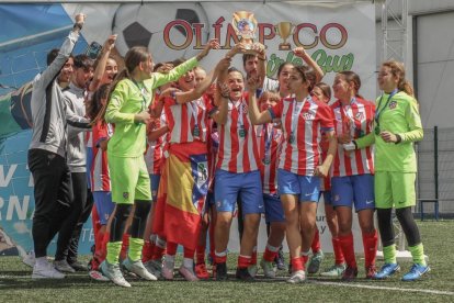 El Atlético de Madrid con el trofeo de campeón.