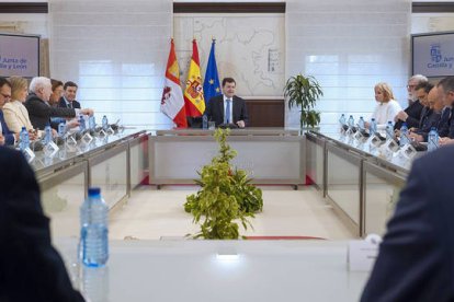 El presidente de la Junta de Castilla y León, Alfonso Fernández Mañueco, durante su encuentro con el sector productivo y agentes del Diálogo Social de Castilla y León, este martes en la sede de la Presidencia de la Junta de Castilla y León.